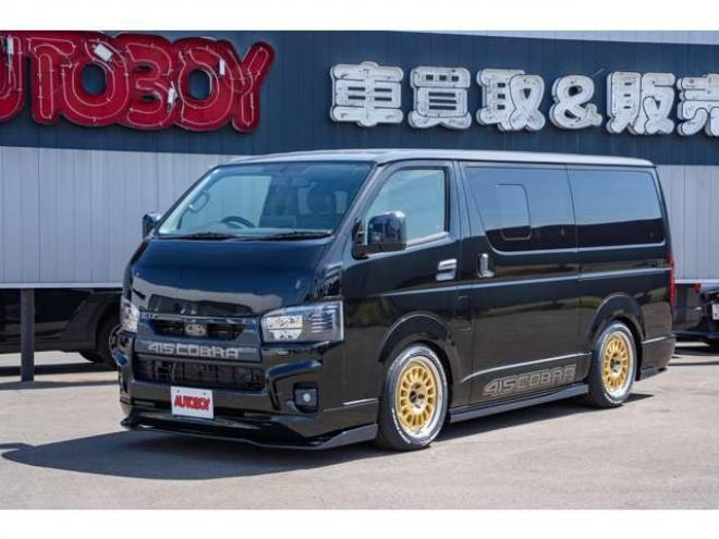 レジアスエース2.8 スーパーGL ダークプライム ロングボディ ディーゼルターボ 4WD　415COBRAカスタム車両　ファントムヘッドライトシステム&ファントムゴールド18インチホイール&フェイスリフトキット&フルエアロ&フローティングリップ&ローフォルムフェンダー　玄武2インチダウンブロック 2800