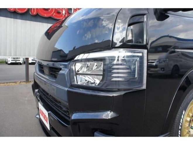 レジアスエース2.8 スーパーGL ダークプライム ロングボディ ディーゼルターボ 4WD　415COBRAカスタム車両　ファントムヘッドライトシステム&ファントムゴールド18インチホイール&フェイスリフトキット&フルエアロ&フローティングリップ&ローフォルムフェンダー　玄武2インチダウンブロック 2800