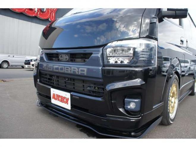 レジアスエース2.8 スーパーGL ダークプライム ロングボディ ディーゼルターボ 4WD　415COBRAカスタム車両　ファントムヘッドライトシステム&ファントムゴールド18インチホイール&フェイスリフトキット&フルエアロ&フローティングリップ&ローフォルムフェンダー　玄武2インチダウンブロック 2800
