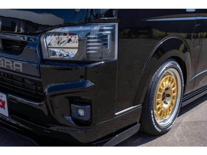 レジアスエース2.8 スーパーGL ダークプライム ロングボディ ディーゼルターボ 4WD　415COBRAカスタム車両　ファントムヘッドライトシステム&ファントムゴールド18インチホイール&フェイスリフトキット&フルエアロ&フローティングリップ&ローフォルムフェンダー　玄武2インチダウンブロック 2800