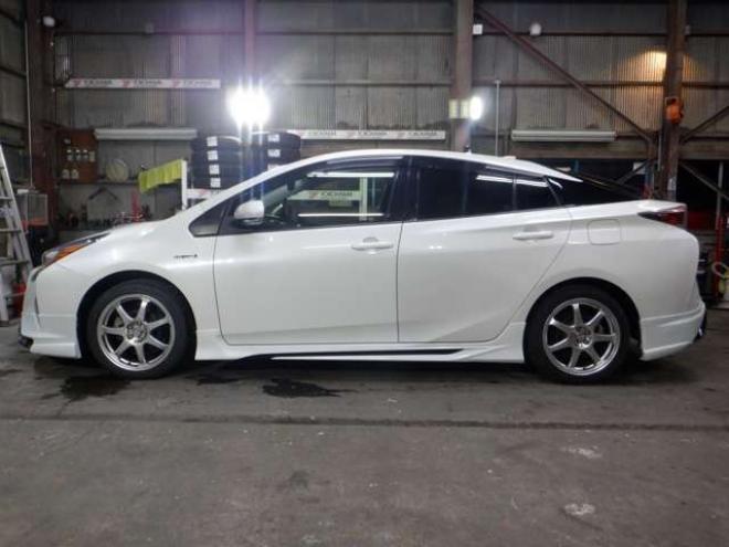 プリウス1.8 S セーフティ プラス E-Four 4WD　本州仕入・ナビ・TV・Bカメラ・エアロ・LEDヘッドライト・衝突軽減・クルコン・スマートキー・プッシュスタート・オートマチックハイビーム・ETC・フォグランプ・社外17インチAW 1800