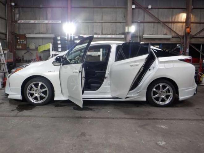 プリウス1.8 S セーフティ プラス E-Four 4WD　本州仕入・ナビ・TV・Bカメラ・エアロ・LEDヘッドライト・衝突軽減・クルコン・スマートキー・プッシュスタート・オートマチックハイビーム・ETC・フォグランプ・社外17インチAW 1800