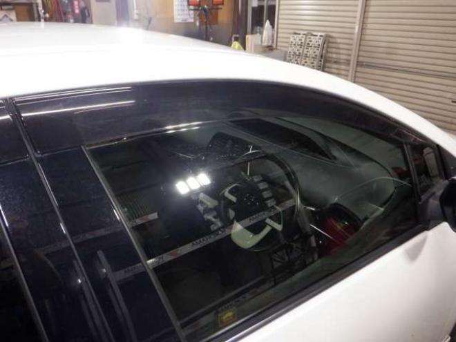 プリウス1.8 S セーフティ プラス E-Four 4WD　本州仕入・ナビ・TV・Bカメラ・エアロ・LEDヘッドライト・衝突軽減・クルコン・スマートキー・プッシュスタート・オートマチックハイビーム・ETC・フォグランプ・社外17インチAW 1800