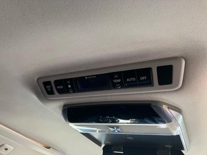アルファード２４０Ｓ　Ｃパッケージ　４ＷＤ　両側スライドドア　ＥＴＣ　ナビ　電動バックドア　始動防眩ミラーオットマン　社外アルミ　キャプテンシート 4WD 2400 5Dr
