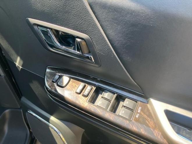 アルファード２４０Ｓ　Ｃパッケージ　４ＷＤ　両側スライドドア　ＥＴＣ　ナビ　電動バックドア　始動防眩ミラーオットマン　社外アルミ　キャプテンシート 4WD 2400 5Dr