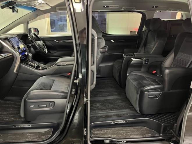 アルファードＳ　Ｃパッケージ　禁煙車　クレンツェ２０インチＡＷ　純正１８ＡＷ＋スタッドレスタイヤ付　ブリッツ車高調　ヴァレンティＬＥＤテール　アルパインビッグＸ１０インチナビ（フルセグ地デジ　Ｂｌｕｅｔｏｏｔｈ）＋バックカメラ　アルパイン製１２．８インチリアフリップダウンモニター　両側パワースライドドア　パワーバックドア　純正ハーフレザーシート　電動オットマン　ＬＥＤヘッドライト　ステアリングヒーター　フロントガラス熱線　エンジンスターター　ＥＴＣ 4WD 2500 5Dr
