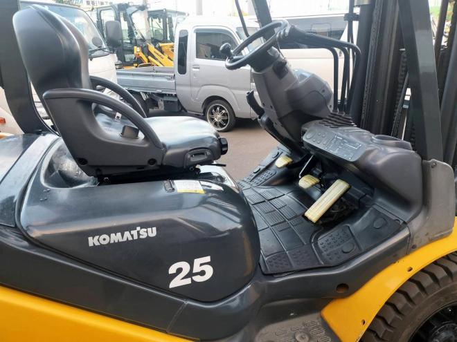 フォークリフトコマツ　中古　FD25T-17　ディーゼル　建機