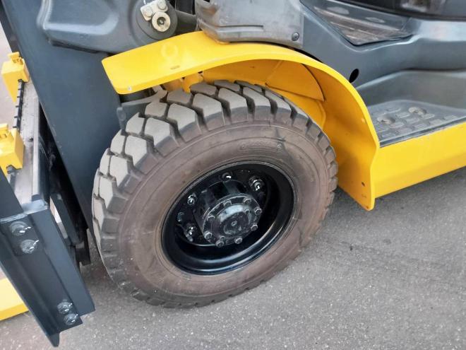フォークリフトコマツ　中古　FD25T-17　ディーゼル　建機