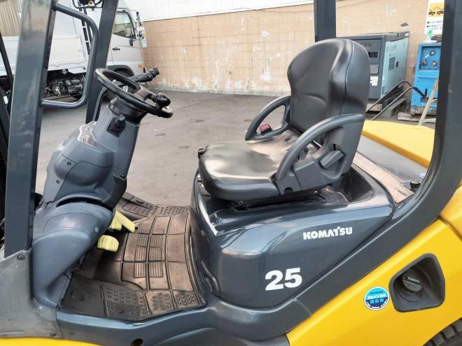 フォークリフトコマツ　中古　FD25T-17　ディーゼル　建機