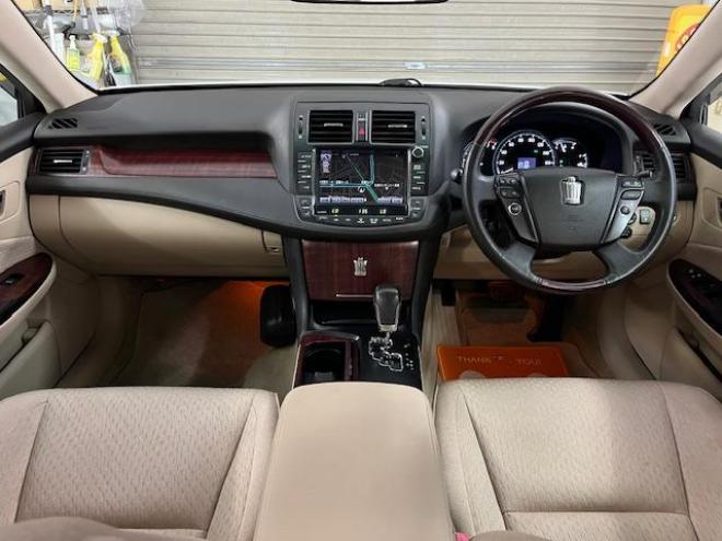 クラウンロイヤルサルーンｉ－ＦＯＵＲ　ナビパッケージ　ＷＡＫＯＳバリアスコーティング済　禁煙車　社外１８インチＡＷ　社外１６ＡＷ＋スタッドレスタイヤ付　純正ＨＤＤナビ（フルセグ地デジ　ＤＶＤ再生　ミュージックサーバー　Ｂｌｕｅｔｏｏｔｈ）＋バックカメラ　クルーズコントロール　ＰＵＳＨスタート　スマートキー　クルーズコントロール　両席パワーシート　ミラーヒーター　横滑り防止装置　タイミングチェーン車　ＨＩＤ　ＥＴＣ 4WD 2500 4Dr