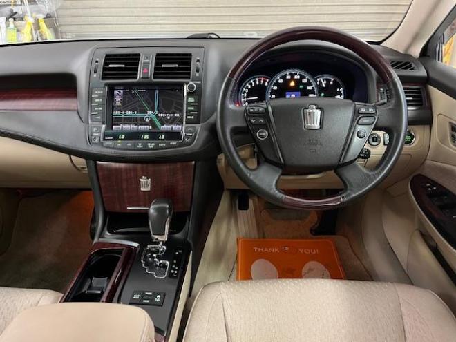クラウンロイヤルサルーンｉ－ＦＯＵＲ　ナビパッケージ　ＷＡＫＯＳバリアスコーティング済　禁煙車　社外１８インチＡＷ　社外１６ＡＷ＋スタッドレスタイヤ付　純正ＨＤＤナビ（フルセグ地デジ　ＤＶＤ再生　ミュージックサーバー　Ｂｌｕｅｔｏｏｔｈ）＋バックカメラ　クルーズコントロール　ＰＵＳＨスタート　スマートキー　クルーズコントロール　両席パワーシート　ミラーヒーター　横滑り防止装置　タイミングチェーン車　ＨＩＤ　ＥＴＣ 4WD 2500 4Dr