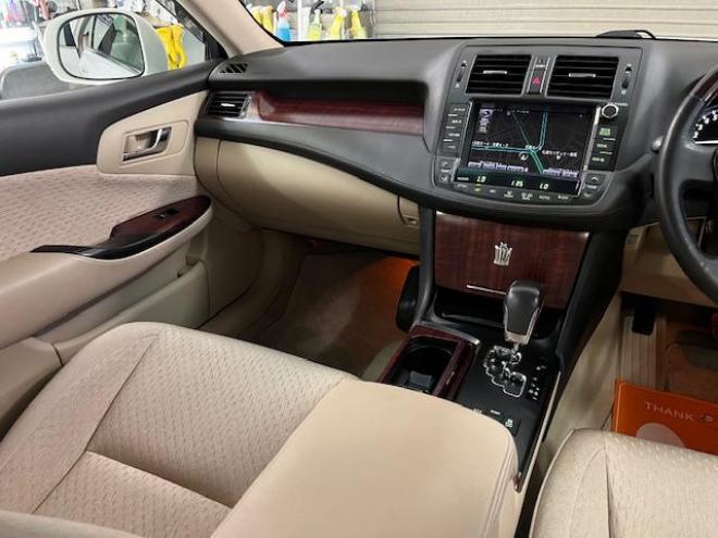 クラウンロイヤルサルーンｉ－ＦＯＵＲ　ナビパッケージ　ＷＡＫＯＳバリアスコーティング済　禁煙車　社外１８インチＡＷ　社外１６ＡＷ＋スタッドレスタイヤ付　純正ＨＤＤナビ（フルセグ地デジ　ＤＶＤ再生　ミュージックサーバー　Ｂｌｕｅｔｏｏｔｈ）＋バックカメラ　クルーズコントロール　ＰＵＳＨスタート　スマートキー　クルーズコントロール　両席パワーシート　ミラーヒーター　横滑り防止装置　タイミングチェーン車　ＨＩＤ　ＥＴＣ 4WD 2500 4Dr
