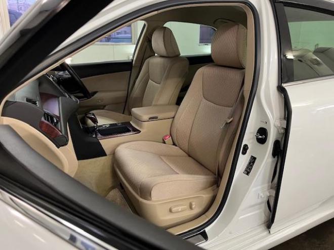 クラウンロイヤルサルーンｉ－ＦＯＵＲ　ナビパッケージ　ＷＡＫＯＳバリアスコーティング済　禁煙車　社外１８インチＡＷ　社外１６ＡＷ＋スタッドレスタイヤ付　純正ＨＤＤナビ（フルセグ地デジ　ＤＶＤ再生　ミュージックサーバー　Ｂｌｕｅｔｏｏｔｈ）＋バックカメラ　クルーズコントロール　ＰＵＳＨスタート　スマートキー　クルーズコントロール　両席パワーシート　ミラーヒーター　横滑り防止装置　タイミングチェーン車　ＨＩＤ　ＥＴＣ 4WD 2500 4Dr