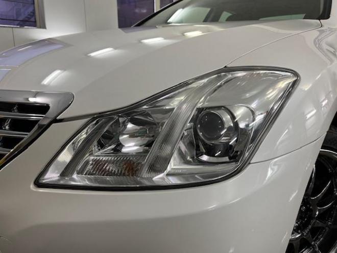 クラウンロイヤルサルーンｉ－ＦＯＵＲ　ナビパッケージ　ＷＡＫＯＳバリアスコーティング済　禁煙車　社外１８インチＡＷ　社外１６ＡＷ＋スタッドレスタイヤ付　純正ＨＤＤナビ（フルセグ地デジ　ＤＶＤ再生　ミュージックサーバー　Ｂｌｕｅｔｏｏｔｈ）＋バックカメラ　クルーズコントロール　ＰＵＳＨスタート　スマートキー　クルーズコントロール　両席パワーシート　ミラーヒーター　横滑り防止装置　タイミングチェーン車　ＨＩＤ　ＥＴＣ 4WD 2500 4Dr