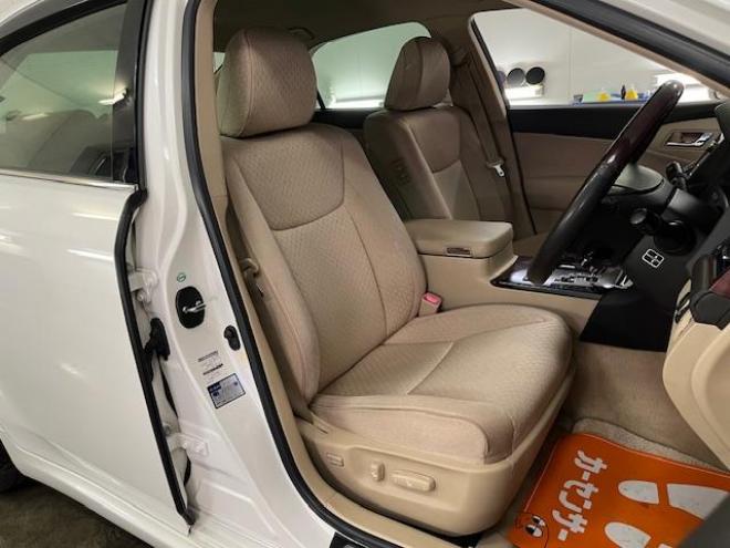 クラウンロイヤルサルーンｉ－ＦＯＵＲ　ナビパッケージ　ＷＡＫＯＳバリアスコーティング済　禁煙車　社外１８インチＡＷ　社外１６ＡＷ＋スタッドレスタイヤ付　純正ＨＤＤナビ（フルセグ地デジ　ＤＶＤ再生　ミュージックサーバー　Ｂｌｕｅｔｏｏｔｈ）＋バックカメラ　クルーズコントロール　ＰＵＳＨスタート　スマートキー　クルーズコントロール　両席パワーシート　ミラーヒーター　横滑り防止装置　タイミングチェーン車　ＨＩＤ　ＥＴＣ 4WD 2500 4Dr