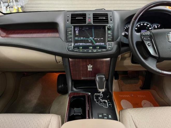 クラウンロイヤルサルーンｉ－ＦＯＵＲ　ナビパッケージ　ＷＡＫＯＳバリアスコーティング済　禁煙車　社外１８インチＡＷ　社外１６ＡＷ＋スタッドレスタイヤ付　純正ＨＤＤナビ（フルセグ地デジ　ＤＶＤ再生　ミュージックサーバー　Ｂｌｕｅｔｏｏｔｈ）＋バックカメラ　クルーズコントロール　ＰＵＳＨスタート　スマートキー　クルーズコントロール　両席パワーシート　ミラーヒーター　横滑り防止装置　タイミングチェーン車　ＨＩＤ　ＥＴＣ 4WD 2500 4Dr