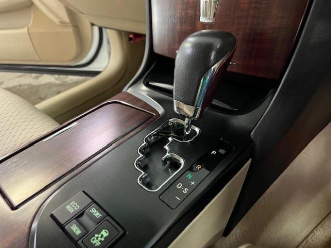 クラウンロイヤルサルーンｉ－ＦＯＵＲ　ナビパッケージ　ＷＡＫＯＳバリアスコーティング済　禁煙車　社外１８インチＡＷ　社外１６ＡＷ＋スタッドレスタイヤ付　純正ＨＤＤナビ（フルセグ地デジ　ＤＶＤ再生　ミュージックサーバー　Ｂｌｕｅｔｏｏｔｈ）＋バックカメラ　クルーズコントロール　ＰＵＳＨスタート　スマートキー　クルーズコントロール　両席パワーシート　ミラーヒーター　横滑り防止装置　タイミングチェーン車　ＨＩＤ　ＥＴＣ 4WD 2500 4Dr