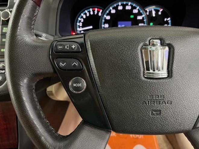 クラウンロイヤルサルーンｉ－ＦＯＵＲ　ナビパッケージ　ＷＡＫＯＳバリアスコーティング済　禁煙車　社外１８インチＡＷ　社外１６ＡＷ＋スタッドレスタイヤ付　純正ＨＤＤナビ（フルセグ地デジ　ＤＶＤ再生　ミュージックサーバー　Ｂｌｕｅｔｏｏｔｈ）＋バックカメラ　クルーズコントロール　ＰＵＳＨスタート　スマートキー　クルーズコントロール　両席パワーシート　ミラーヒーター　横滑り防止装置　タイミングチェーン車　ＨＩＤ　ＥＴＣ 4WD 2500 4Dr