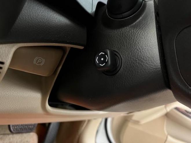 クラウンロイヤルサルーンｉ－ＦＯＵＲ　ナビパッケージ　ＷＡＫＯＳバリアスコーティング済　禁煙車　社外１８インチＡＷ　社外１６ＡＷ＋スタッドレスタイヤ付　純正ＨＤＤナビ（フルセグ地デジ　ＤＶＤ再生　ミュージックサーバー　Ｂｌｕｅｔｏｏｔｈ）＋バックカメラ　クルーズコントロール　ＰＵＳＨスタート　スマートキー　クルーズコントロール　両席パワーシート　ミラーヒーター　横滑り防止装置　タイミングチェーン車　ＨＩＤ　ＥＴＣ 4WD 2500 4Dr