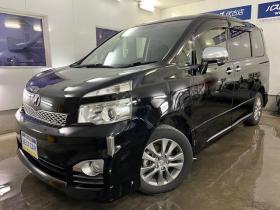 ヴォクシー　ＺＳ　キラメキⅡ　禁煙車　ＷＡＫＯＳバリアスコーティング済　純正１６インチＡＷ　社外１５ＡＷ＋スタッドレスタイヤ付　両側パワースライドドア　カロッツェリアナビ（フルセグ地デジ　ＤＶＤ再生　Ｂｌｕｅｔｏｏｔｈ　ミュージックサーバー）＋バックカメラ　アルパイン製１０．１リアフリップダウンモニター　ＰＵＳＨスタート　スマートキー　パドルシフト　ＨＩＤヘッドライト　タイミングチェーン　ＥＴＣ 4WD 2000 5Dr