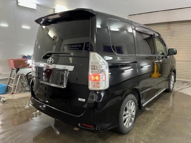 ヴォクシーＺＳ　キラメキⅡ　禁煙車　ＷＡＫＯＳバリアスコーティング済　純正１６インチＡＷ　社外１５ＡＷ＋スタッドレスタイヤ付　両側パワースライドドア　カロッツェリアナビ（フルセグ地デジ　ＤＶＤ再生　Ｂｌｕｅｔｏｏｔｈ　ミュージックサーバー）＋バックカメラ　アルパイン製１０．１リアフリップダウンモニター　ＰＵＳＨスタート　スマートキー　パドルシフト　ＨＩＤヘッドライト　タイミングチェーン　ＥＴＣ 4WD 2000 5Dr