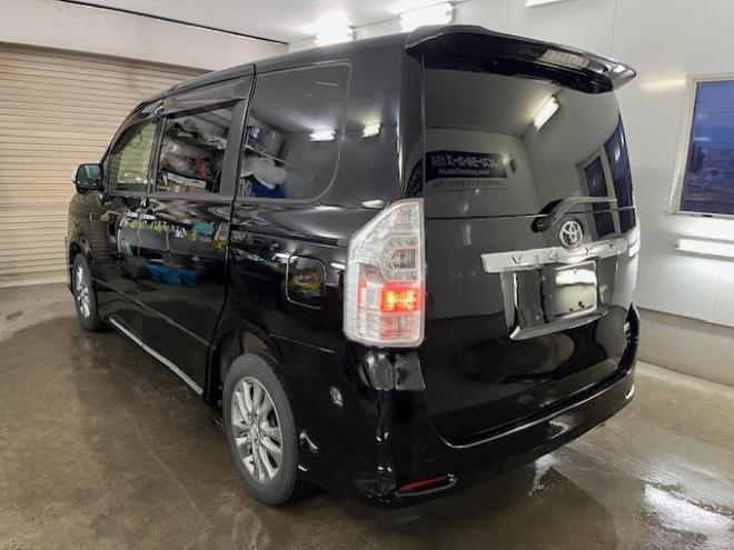ヴォクシーＺＳ　キラメキⅡ　禁煙車　ＷＡＫＯＳバリアスコーティング済　純正１６インチＡＷ　社外１５ＡＷ＋スタッドレスタイヤ付　両側パワースライドドア　カロッツェリアナビ（フルセグ地デジ　ＤＶＤ再生　Ｂｌｕｅｔｏｏｔｈ　ミュージックサーバー）＋バックカメラ　アルパイン製１０．１リアフリップダウンモニター　ＰＵＳＨスタート　スマートキー　パドルシフト　ＨＩＤヘッドライト　タイミングチェーン　ＥＴＣ 4WD 2000 5Dr