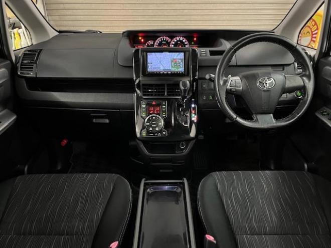 ヴォクシーＺＳ　キラメキⅡ　禁煙車　ＷＡＫＯＳバリアスコーティング済　純正１６インチＡＷ　社外１５ＡＷ＋スタッドレスタイヤ付　両側パワースライドドア　カロッツェリアナビ（フルセグ地デジ　ＤＶＤ再生　Ｂｌｕｅｔｏｏｔｈ　ミュージックサーバー）＋バックカメラ　アルパイン製１０．１リアフリップダウンモニター　ＰＵＳＨスタート　スマートキー　パドルシフト　ＨＩＤヘッドライト　タイミングチェーン　ＥＴＣ 4WD 2000 5Dr