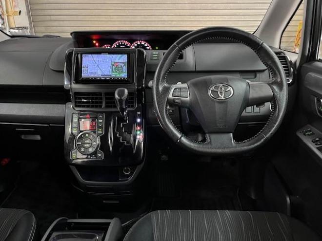 ヴォクシーＺＳ　キラメキⅡ　禁煙車　ＷＡＫＯＳバリアスコーティング済　純正１６インチＡＷ　社外１５ＡＷ＋スタッドレスタイヤ付　両側パワースライドドア　カロッツェリアナビ（フルセグ地デジ　ＤＶＤ再生　Ｂｌｕｅｔｏｏｔｈ　ミュージックサーバー）＋バックカメラ　アルパイン製１０．１リアフリップダウンモニター　ＰＵＳＨスタート　スマートキー　パドルシフト　ＨＩＤヘッドライト　タイミングチェーン　ＥＴＣ 4WD 2000 5Dr