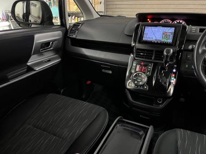 ヴォクシーＺＳ　キラメキⅡ　禁煙車　ＷＡＫＯＳバリアスコーティング済　純正１６インチＡＷ　社外１５ＡＷ＋スタッドレスタイヤ付　両側パワースライドドア　カロッツェリアナビ（フルセグ地デジ　ＤＶＤ再生　Ｂｌｕｅｔｏｏｔｈ　ミュージックサーバー）＋バックカメラ　アルパイン製１０．１リアフリップダウンモニター　ＰＵＳＨスタート　スマートキー　パドルシフト　ＨＩＤヘッドライト　タイミングチェーン　ＥＴＣ 4WD 2000 5Dr