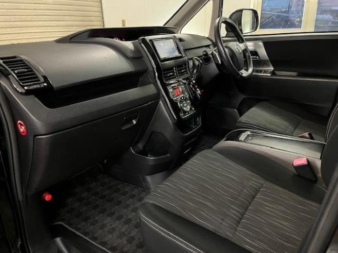ヴォクシーＺＳ　キラメキⅡ　禁煙車　ＷＡＫＯＳバリアスコーティング済　純正１６インチＡＷ　社外１５ＡＷ＋スタッドレスタイヤ付　両側パワースライドドア　カロッツェリアナビ（フルセグ地デジ　ＤＶＤ再生　Ｂｌｕｅｔｏｏｔｈ　ミュージックサーバー）＋バックカメラ　アルパイン製１０．１リアフリップダウンモニター　ＰＵＳＨスタート　スマートキー　パドルシフト　ＨＩＤヘッドライト　タイミングチェーン　ＥＴＣ 4WD 2000 5Dr