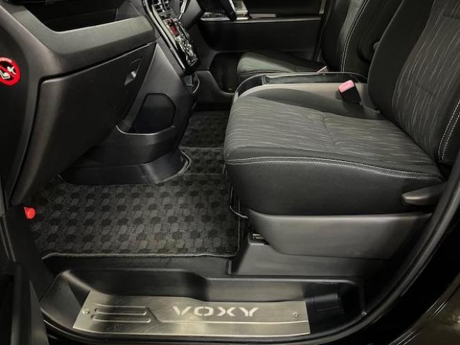 ヴォクシーＺＳ　キラメキⅡ　禁煙車　ＷＡＫＯＳバリアスコーティング済　純正１６インチＡＷ　社外１５ＡＷ＋スタッドレスタイヤ付　両側パワースライドドア　カロッツェリアナビ（フルセグ地デジ　ＤＶＤ再生　Ｂｌｕｅｔｏｏｔｈ　ミュージックサーバー）＋バックカメラ　アルパイン製１０．１リアフリップダウンモニター　ＰＵＳＨスタート　スマートキー　パドルシフト　ＨＩＤヘッドライト　タイミングチェーン　ＥＴＣ 4WD 2000 5Dr