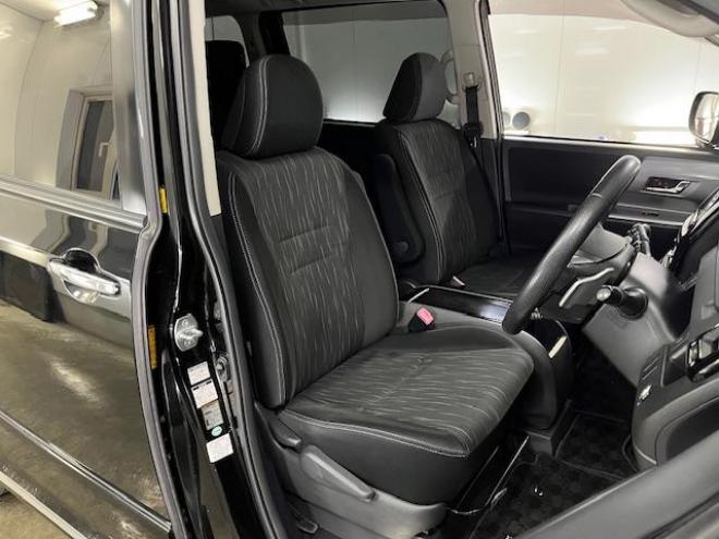 ヴォクシーＺＳ　キラメキⅡ　禁煙車　ＷＡＫＯＳバリアスコーティング済　純正１６インチＡＷ　社外１５ＡＷ＋スタッドレスタイヤ付　両側パワースライドドア　カロッツェリアナビ（フルセグ地デジ　ＤＶＤ再生　Ｂｌｕｅｔｏｏｔｈ　ミュージックサーバー）＋バックカメラ　アルパイン製１０．１リアフリップダウンモニター　ＰＵＳＨスタート　スマートキー　パドルシフト　ＨＩＤヘッドライト　タイミングチェーン　ＥＴＣ 4WD 2000 5Dr