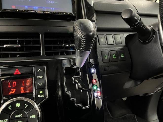 ヴォクシーＺＳ　キラメキⅡ　禁煙車　ＷＡＫＯＳバリアスコーティング済　純正１６インチＡＷ　社外１５ＡＷ＋スタッドレスタイヤ付　両側パワースライドドア　カロッツェリアナビ（フルセグ地デジ　ＤＶＤ再生　Ｂｌｕｅｔｏｏｔｈ　ミュージックサーバー）＋バックカメラ　アルパイン製１０．１リアフリップダウンモニター　ＰＵＳＨスタート　スマートキー　パドルシフト　ＨＩＤヘッドライト　タイミングチェーン　ＥＴＣ 4WD 2000 5Dr