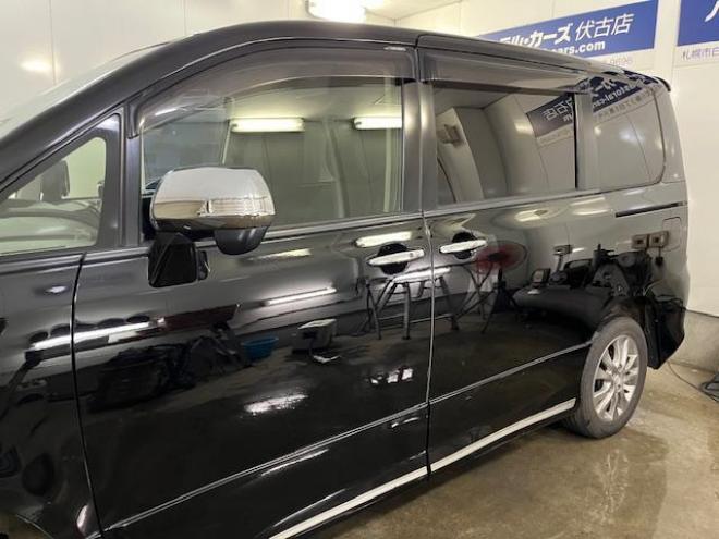 ヴォクシーＺＳ　キラメキⅡ　禁煙車　ＷＡＫＯＳバリアスコーティング済　純正１６インチＡＷ　社外１５ＡＷ＋スタッドレスタイヤ付　両側パワースライドドア　カロッツェリアナビ（フルセグ地デジ　ＤＶＤ再生　Ｂｌｕｅｔｏｏｔｈ　ミュージックサーバー）＋バックカメラ　アルパイン製１０．１リアフリップダウンモニター　ＰＵＳＨスタート　スマートキー　パドルシフト　ＨＩＤヘッドライト　タイミングチェーン　ＥＴＣ 4WD 2000 5Dr