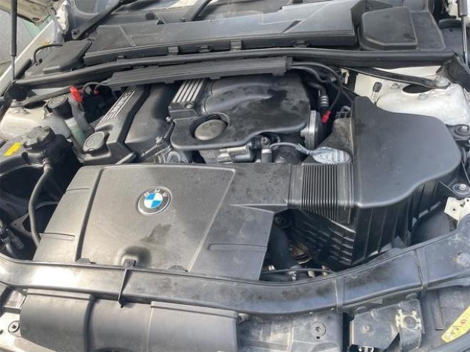 BMW３シリーズ ３２０ｉ　ハイラインパッケージ　ＦＲ車　アルミホイール　オートライト　ＨＩＤ　シートヒーター　ＡＴ　盗難防止システム　ＡＢＳ　ＣＤ　エアコン　パワーステアリング　パワーウィンドウ 2WD 2000 4Dr
