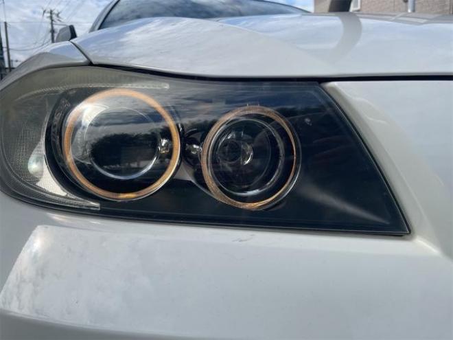 BMW３シリーズ ３２０ｉ　ハイラインパッケージ　ＦＲ車　アルミホイール　オートライト　ＨＩＤ　シートヒーター　ＡＴ　盗難防止システム　ＡＢＳ　ＣＤ　エアコン　パワーステアリング　パワーウィンドウ 2WD 2000 4Dr