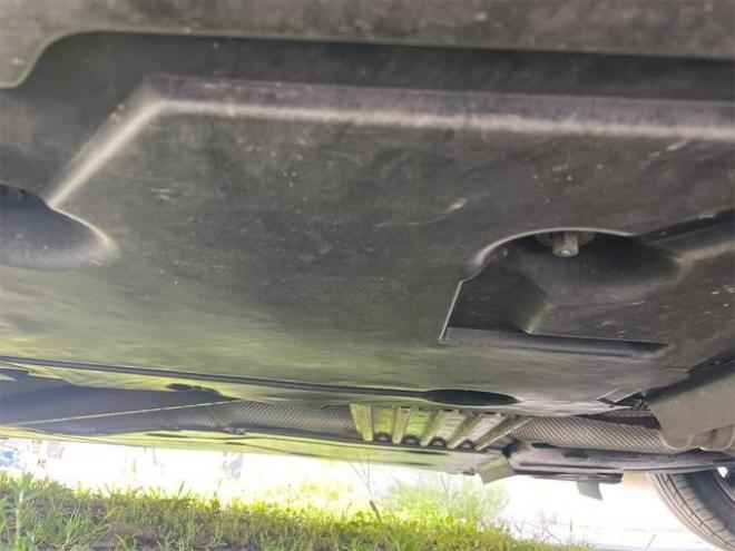BMW３シリーズ ３２０ｉ　ハイラインパッケージ　ＦＲ車　アルミホイール　オートライト　ＨＩＤ　シートヒーター　ＡＴ　盗難防止システム　ＡＢＳ　ＣＤ　エアコン　パワーステアリング　パワーウィンドウ 2WD 2000 4Dr