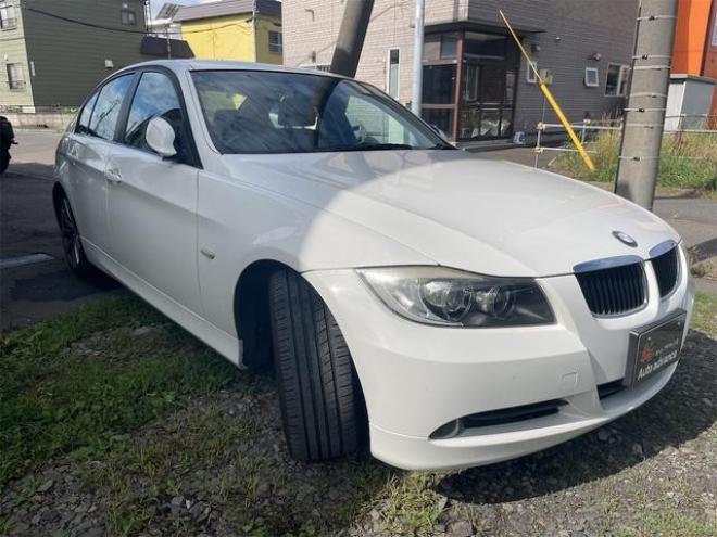 BMW３シリーズ ３２０ｉ　ハイラインパッケージ　ＦＲ車　アルミホイール　オートライト　ＨＩＤ　シートヒーター　ＡＴ　盗難防止システム　ＡＢＳ　ＣＤ　エアコン　パワーステアリング　パワーウィンドウ 2WD 2000 4Dr