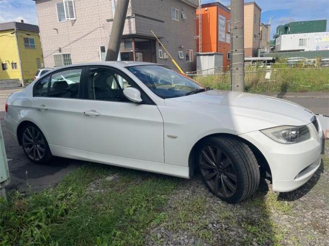 BMW３シリーズ ３２０ｉ　ハイラインパッケージ　ＦＲ車　アルミホイール　オートライト　ＨＩＤ　シートヒーター　ＡＴ　盗難防止システム　ＡＢＳ　ＣＤ　エアコン　パワーステアリング　パワーウィンドウ 2WD 2000 4Dr