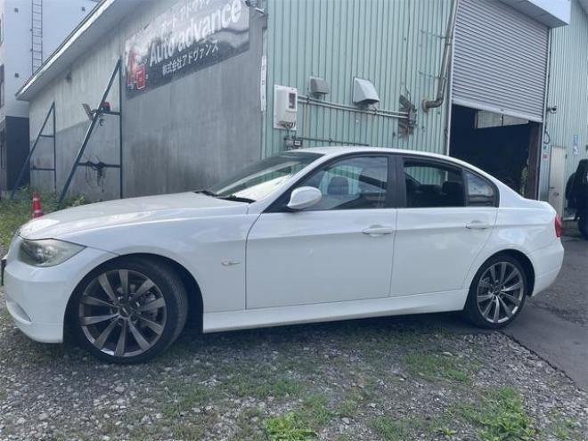 BMW３シリーズ ３２０ｉ　ハイラインパッケージ　ＦＲ車　アルミホイール　オートライト　ＨＩＤ　シートヒーター　ＡＴ　盗難防止システム　ＡＢＳ　ＣＤ　エアコン　パワーステアリング　パワーウィンドウ 2WD 2000 4Dr