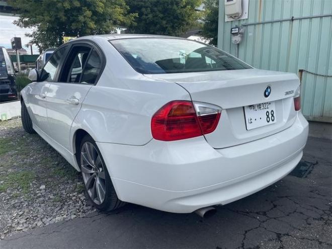 BMW３シリーズ ３２０ｉ　ハイラインパッケージ　ＦＲ車　アルミホイール　オートライト　ＨＩＤ　シートヒーター　ＡＴ　盗難防止システム　ＡＢＳ　ＣＤ　エアコン　パワーステアリング　パワーウィンドウ 2WD 2000 4Dr
