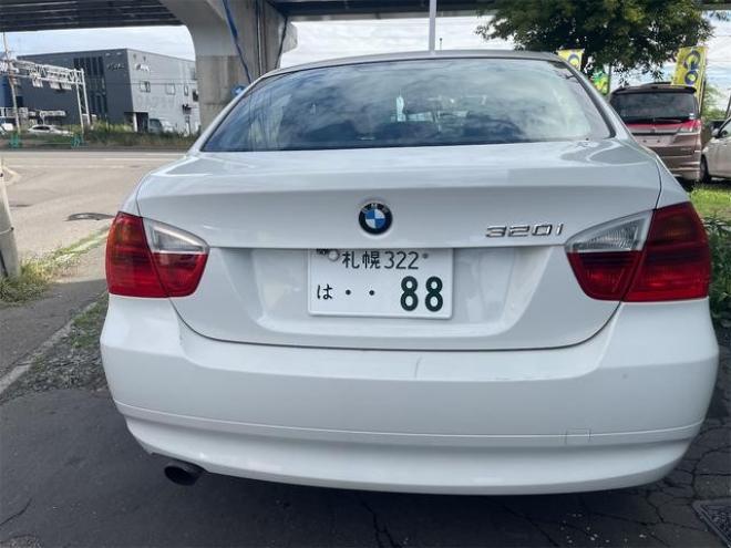 BMW３シリーズ ３２０ｉ　ハイラインパッケージ　ＦＲ車　アルミホイール　オートライト　ＨＩＤ　シートヒーター　ＡＴ　盗難防止システム　ＡＢＳ　ＣＤ　エアコン　パワーステアリング　パワーウィンドウ 2WD 2000 4Dr