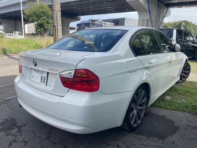 BMW３シリーズ ３２０ｉ　ハイラインパッケージ　ＦＲ車　アルミホイール　オートライト　ＨＩＤ　シートヒーター　ＡＴ　盗難防止システム　ＡＢＳ　ＣＤ　エアコン　パワーステアリング　パワーウィンドウ 2WD 2000 4Dr