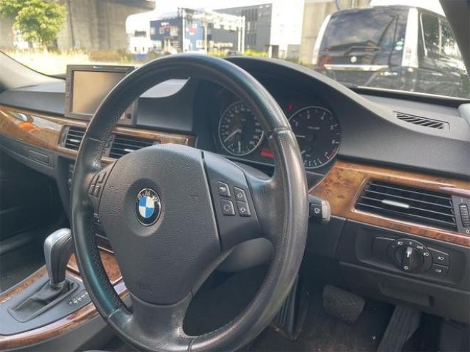 BMW３シリーズ ３２０ｉ　ハイラインパッケージ　ＦＲ車　アルミホイール　オートライト　ＨＩＤ　シートヒーター　ＡＴ　盗難防止システム　ＡＢＳ　ＣＤ　エアコン　パワーステアリング　パワーウィンドウ 2WD 2000 4Dr