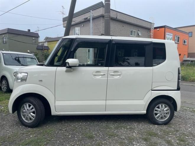 N-BOXＧ・Ｌパッケージ　４ＷＤ　ＥＴＣ　バックカメラ　両側スライド・片側電動　ナビ　ＴＶ　スマートキー　アイドリングストップ　ベンチシート　ＣＶＴ　盗難防止システム　ＡＢＳ　ＥＳＣ　アルミホイール　衝突安全ボディ　エアコン 4WD 660 5Dr