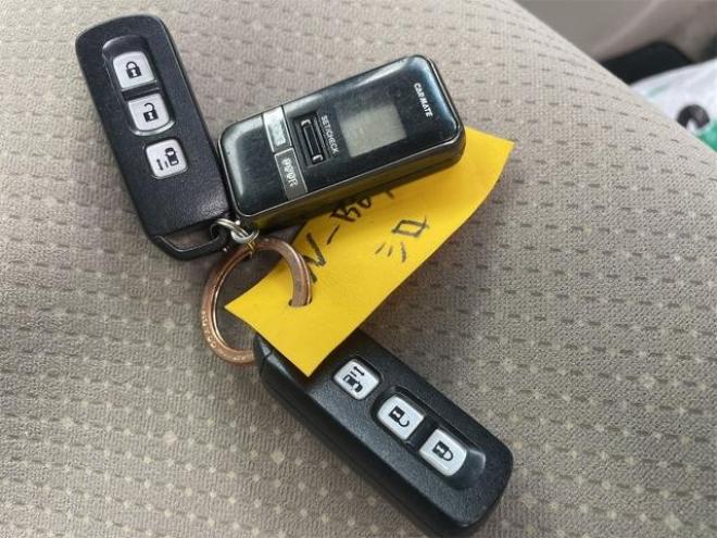 N-BOXＧ・Ｌパッケージ　４ＷＤ　ＥＴＣ　バックカメラ　両側スライド・片側電動　ナビ　ＴＶ　スマートキー　アイドリングストップ　ベンチシート　ＣＶＴ　盗難防止システム　ＡＢＳ　ＥＳＣ　アルミホイール　衝突安全ボディ　エアコン 4WD 660 5Dr