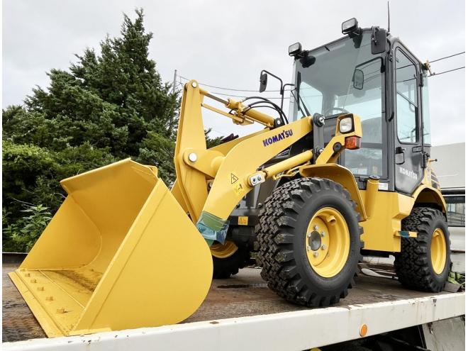 ホイールローダ2023年製　KOMATSU WA30-6E0　超低アワー（5.6） 4WD