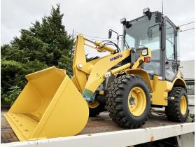 ホイールローダ　2023年製　KOMATSU WA30-6E0　超低アワー（5.6） 4WD