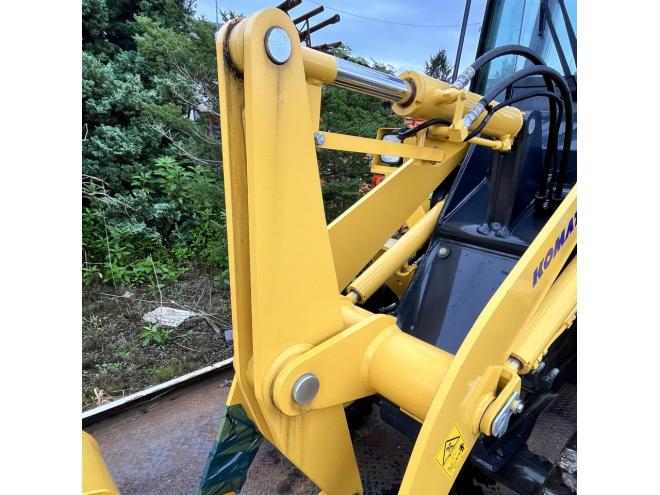 ホイールローダ2023年製　KOMATSU WA30-6E0　超低アワー（5.6） 4WD