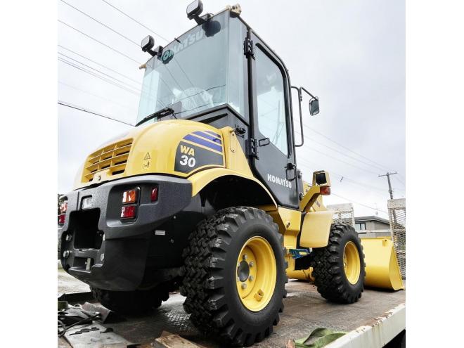 ホイールローダ2023年製　KOMATSU WA30-6E0　超低アワー（5.6） 4WD